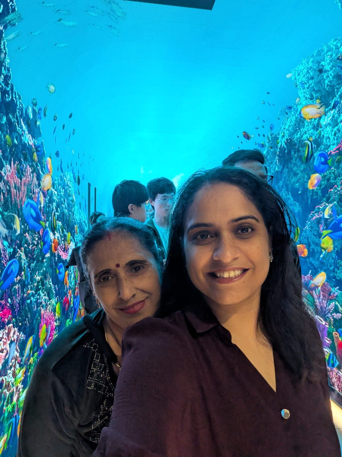 A mother and daughter at the Dubai aquarium